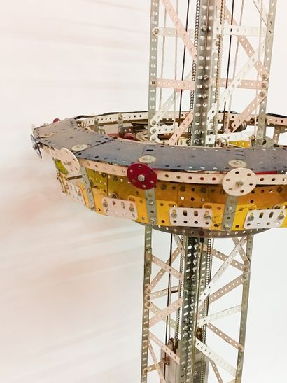MECCANO
Pivoting tower
Meccano featuring...