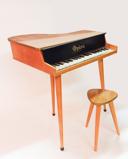 Piano à queue crapaud d’enfant avec son tabouret...