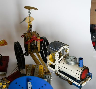 MECCANO
Set of nine pieces, including a locomotive,...