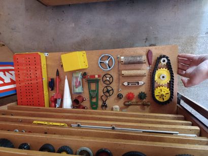 MECCANO
Meuble en contreplaqué à planches...