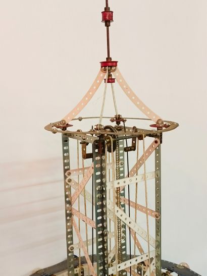 MECCANO
Pivoting tower
Meccano featuring...