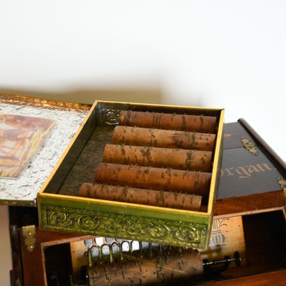 Organette marquée « Concert Roller Organ...
