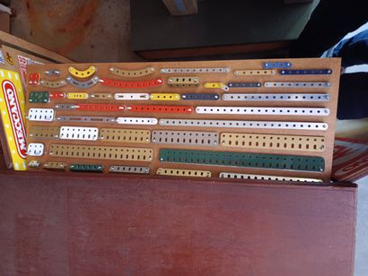 MECCANO
Meuble en contreplaqué à planches...