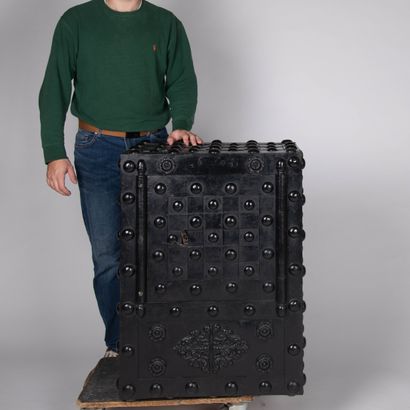 Coffre de marine en fonte orné de rivets,...