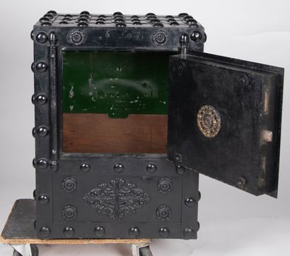 Coffre de marine en fonte orné de rivets,...