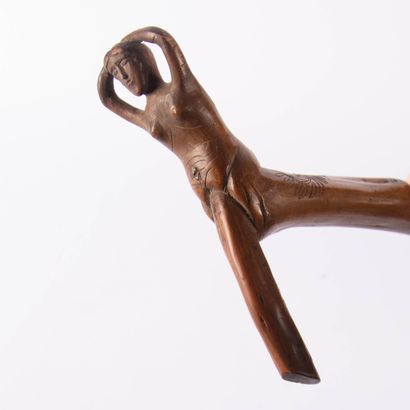 Canne en bois sculpté, le pommeau à décor...