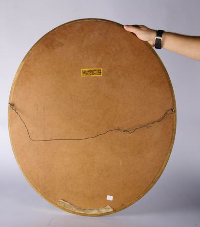 Miroir ovale en bois et stuc doré à décor...