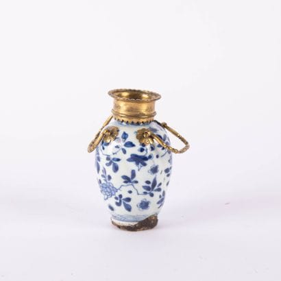 Petit vase en porcelaine bleu blanc, monture...