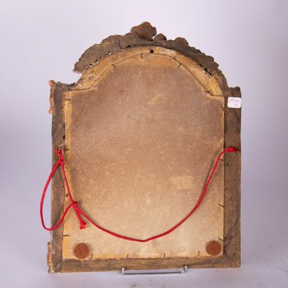Miroir en bois sculpté et doré
Le fronton...