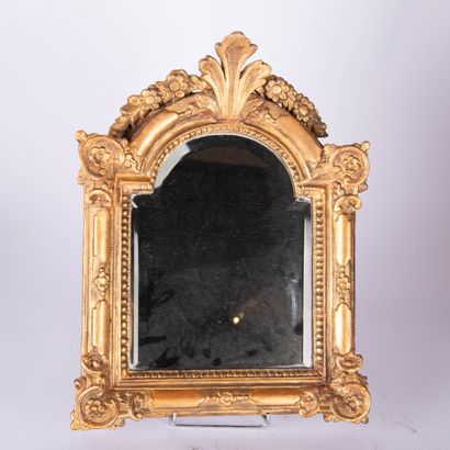 Miroir en bois sculpté et doré
Le fronton...
