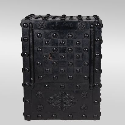 Coffre de marine en fonte orné de rivets,...