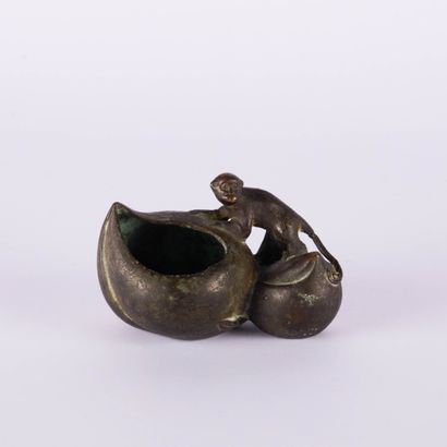 CHINE, 
Rince pinceaux en bronze à décor...