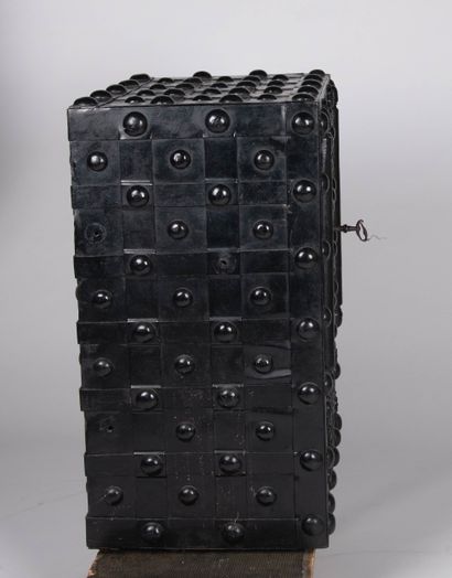 Coffre de marine en fonte orné de rivets,...