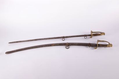 Lot de deux sabres d’officier de cavalerie...