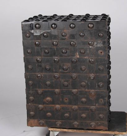 Coffre de marine en fonte orné de rivets,...