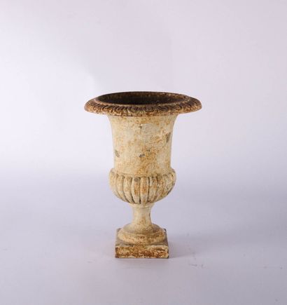 Vase médicis en fonte de forme balustre à...