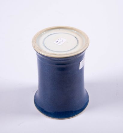 Petit vase en porcelaine bleu poudré et décor...