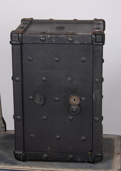 Coffre Fort rectangulaire en fonte
Fin XIXème...