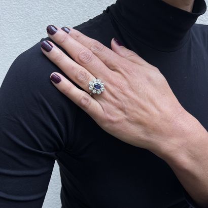 Daisy ring in 18K (750°/00 ) white gold set...