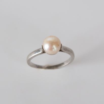 Small ring holding a 6.7 mm round white pearl
pearl...