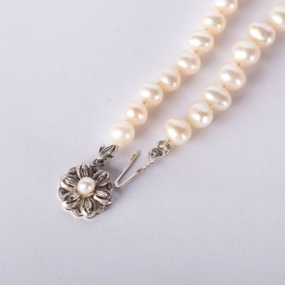 Necklace of freshwater cultured pearls, with...