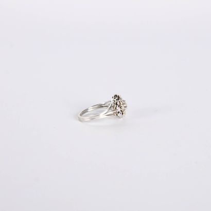 Daisy ring in 18K (750°/00) white gold, centered...