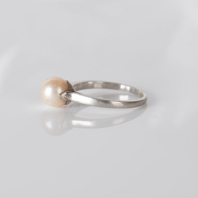 Small ring holding a 6.7 mm round white pearl
pearl...