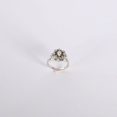 Daisy ring in 18K (750°/00) white gold, centered...