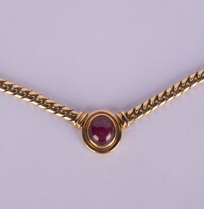 Gourmet link necklace centered on an oval...