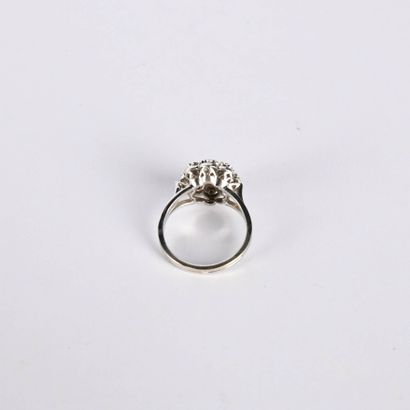 Daisy ring in 18K (750°/00) white gold, centered...