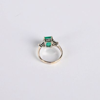 Ring in 18K (750°/00) gray, featuring a rectangular...