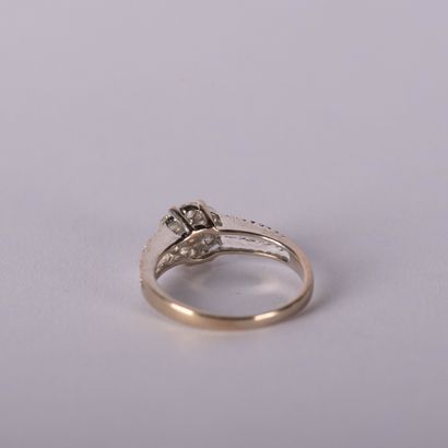 Daisy ring set with 7 modern-cut diamonds...