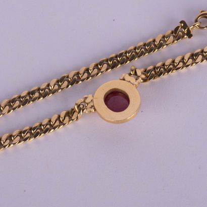 Gourmet link necklace centered on an oval...