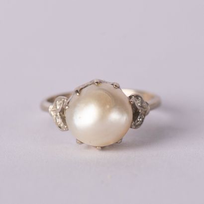 Bague ornée d’une importante perle blanche...
