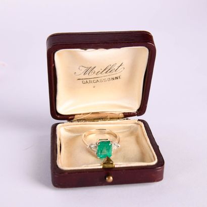 Ring in 18K (750°/00) gray, featuring a rectangular...