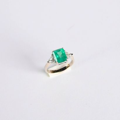 Ring in 18K (750°/00) gray, featuring a rectangular...