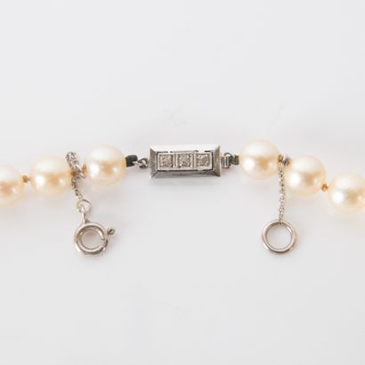 Necklace of falling white cultured pearls,...