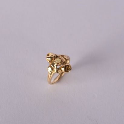 Bague début XXéme à décor floral serti d’une...