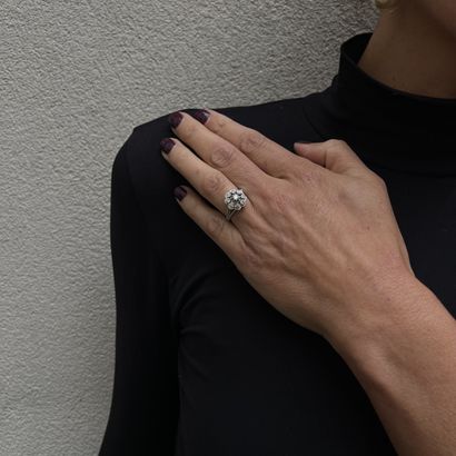 Daisy ring in 18K (750°/00) white gold, centered...