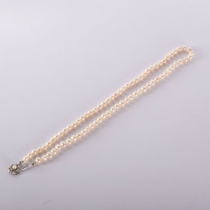Necklace of freshwater cultured pearls, with...