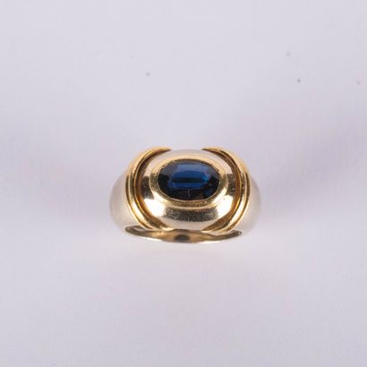 Ring in 18K (750°/00 ) two-tone gold, centered...