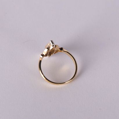 Bague ancienne à décor ajouré centré d’une...