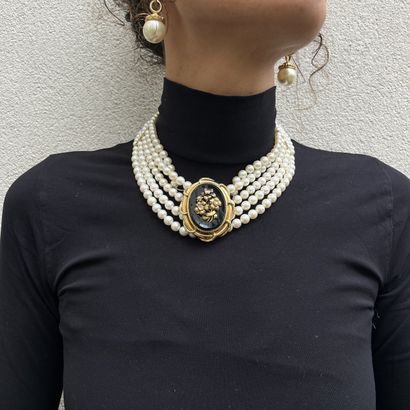 Necklace composed of 5 rows of white cultured...