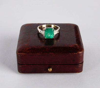 Ring in 18K (750°/00) gray, featuring a rectangular...
