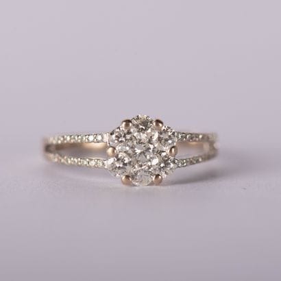 Daisy ring set with 7 modern-cut diamonds...