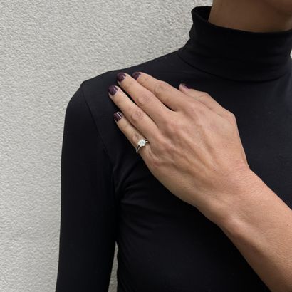 Daisy ring set with 7 modern-cut diamonds...