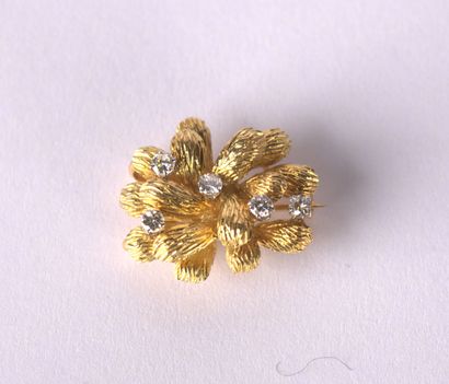 Broche pendentif à décor de godrons sertie...
