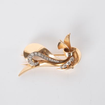 Elegant brooch in 18-carat (750 mm) yellow...