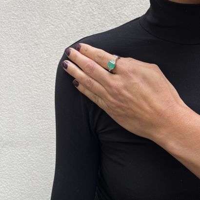 Ring in 18K (750°/00) gray, featuring a rectangular...