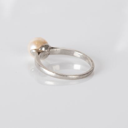 Small ring holding a 6.7 mm round white pearl
pearl...